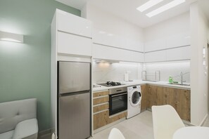 Frigorífico, horno, placa de cocina y cafetera o tetera