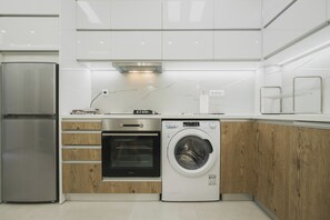 Fridge, oven, stovetop, coffee/tea maker