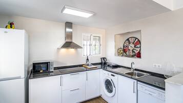 Frigorífico, microondas, lavavajillas y cafetera o tetera