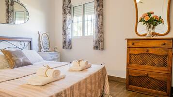 2 slaapkamers, een strijkplank/strijkijzer, gratis wifi, beddengoed