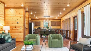 Smart TV, fireplace, table football - Brand New Greenleaf Lodge ~Indoor Pool ~ Hot Tub (Sevierville)