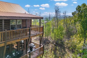 Terrace/patio - Brand New Greenleaf Lodge ~Indoor Pool ~ Hot Tub (Sevierville)