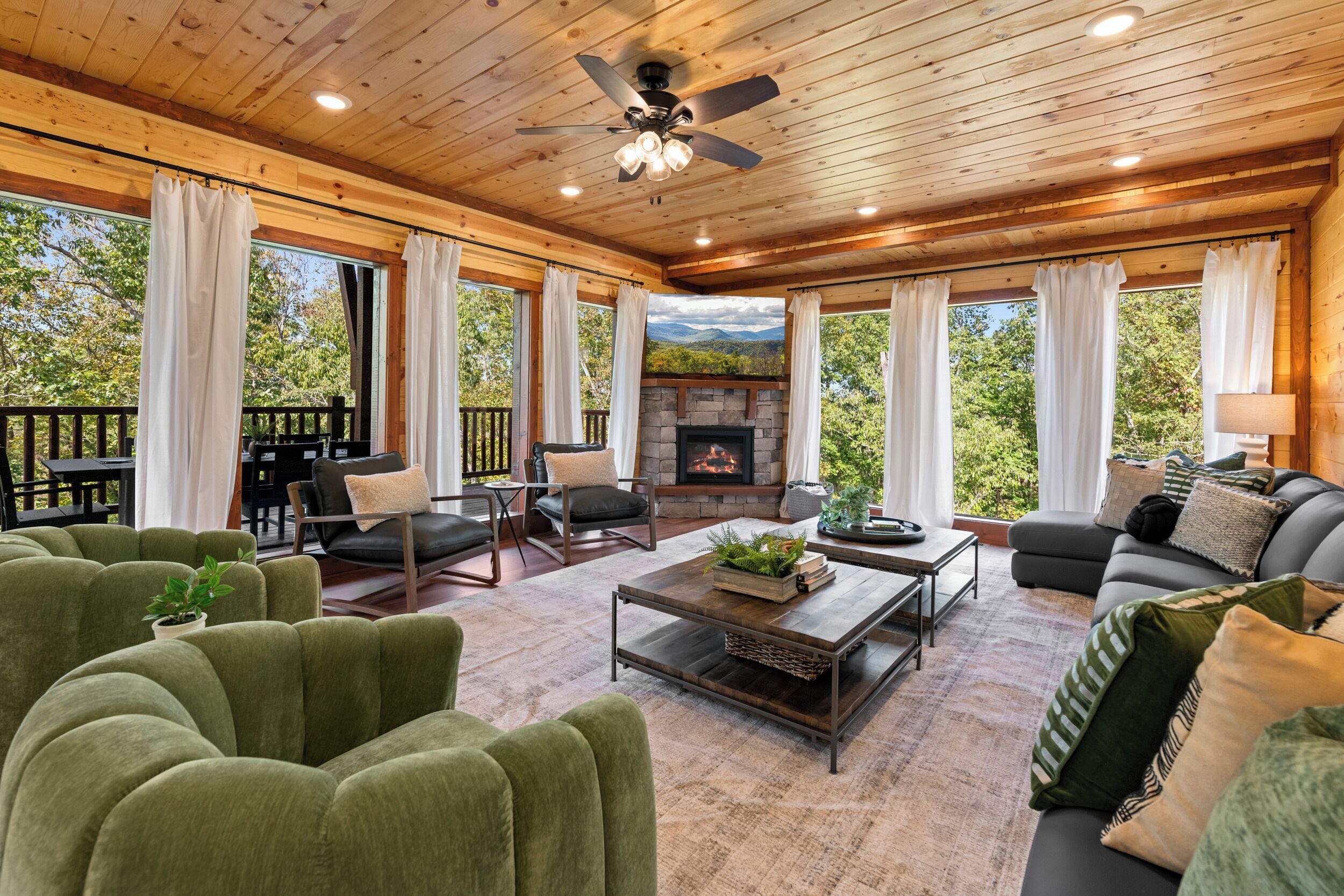 テレビ、暖炉、テーブルサッカー台