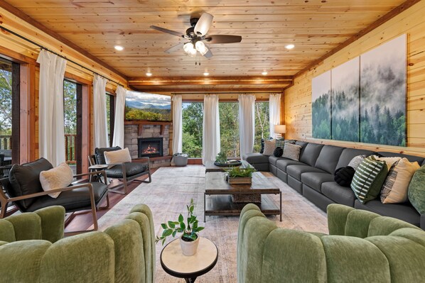 Téléviseur connecté, foyer, table de baby-foot