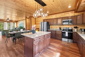 Fridge, microwave, oven, stovetop - Brand New Greenleaf Lodge ~Indoor Pool ~ Hot Tub (Sevierville)