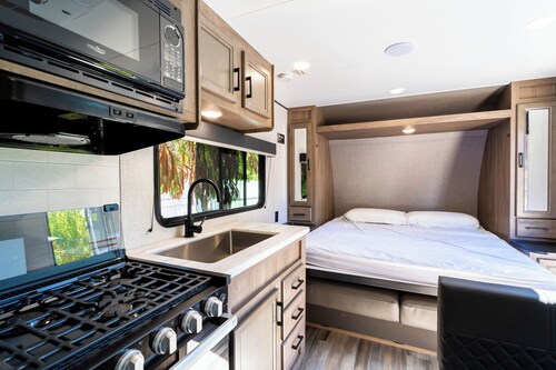 The Happy Camper - Cozy RV sleeps 4, with WiFi, in beautiful Ojai