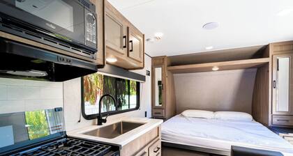 The Happy Camper - Cozy RV sleeps 4, with WiFi, in beautiful Ojai