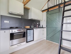 Fridge, oven, stovetop, coffee/tea maker