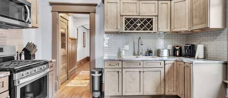 Kühlschrank, Mikrowelle, Ofen, Wasserkocher mit Kaffee-/Teezubehör