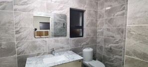 Dusche, Haartrockner, Handtücher, Seife