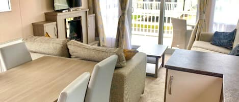 House | Ruang tamu | TV, pendiangan