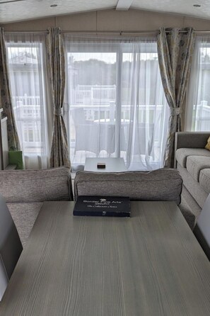 TV, fireplace - Coastal Retreat, Sleeps 6 - Near Beach w Parking (Bude)