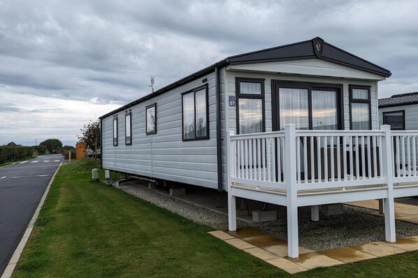 Exterior - Coastal Retreat, Sleeps 6 - Near Beach w Parking (Bude)