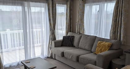 Coastal Retreat, Sleeps 6 - Near Beach w Parking