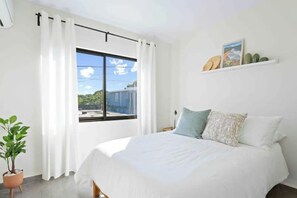 Tabla de planchar con plancha, wifi, ropa de cama