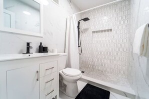 Toallas, jabón, papel de baño 