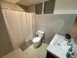 Serviettes fournies, papier toilette