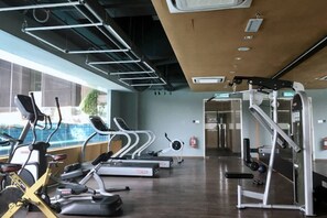 Ein Fitnessstudio mit Laufbändern, Ergometer und Krafttrainingsgeräten.
