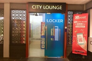 UN ESPACE DÉTENTE en ville, avec des casiers et une publicité pour la marque Boost.