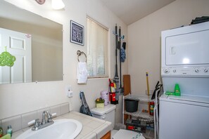 Huis, Meerdere bedden, terras, uitzicht op bergen | Badkamer | Designer toiletartikelen, handdoeken, toiletpapier