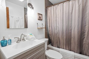 Huis, Meerdere bedden, terras, uitzicht op bergen | Badkamer | Designer toiletartikelen, handdoeken, toiletpapier