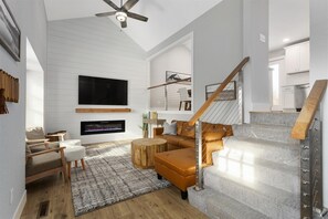 TV connectée, cheminée, livres