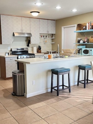 Køleskab, mikrobølgeovn, ovn, kogeplade