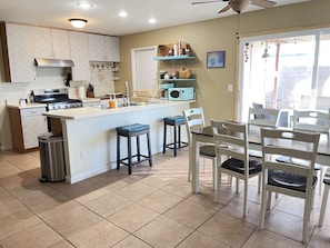 Køleskab, mikrobølgeovn, ovn, kogeplade