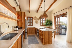 Refrigerador, microondas, horno, placa de cocina