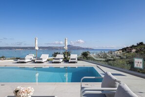 屋外プール、カバナ (無料)、プール パラソル