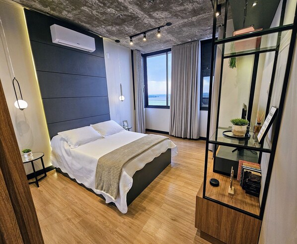 Suite | Laptop workspace, iron/ironing board, free WiFi