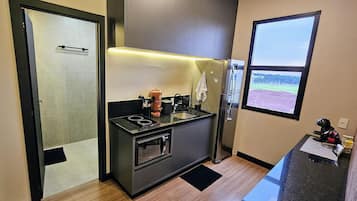 Suite | Private kitchen | Fridge, microwave, stovetop, cookware/dishes/utensils