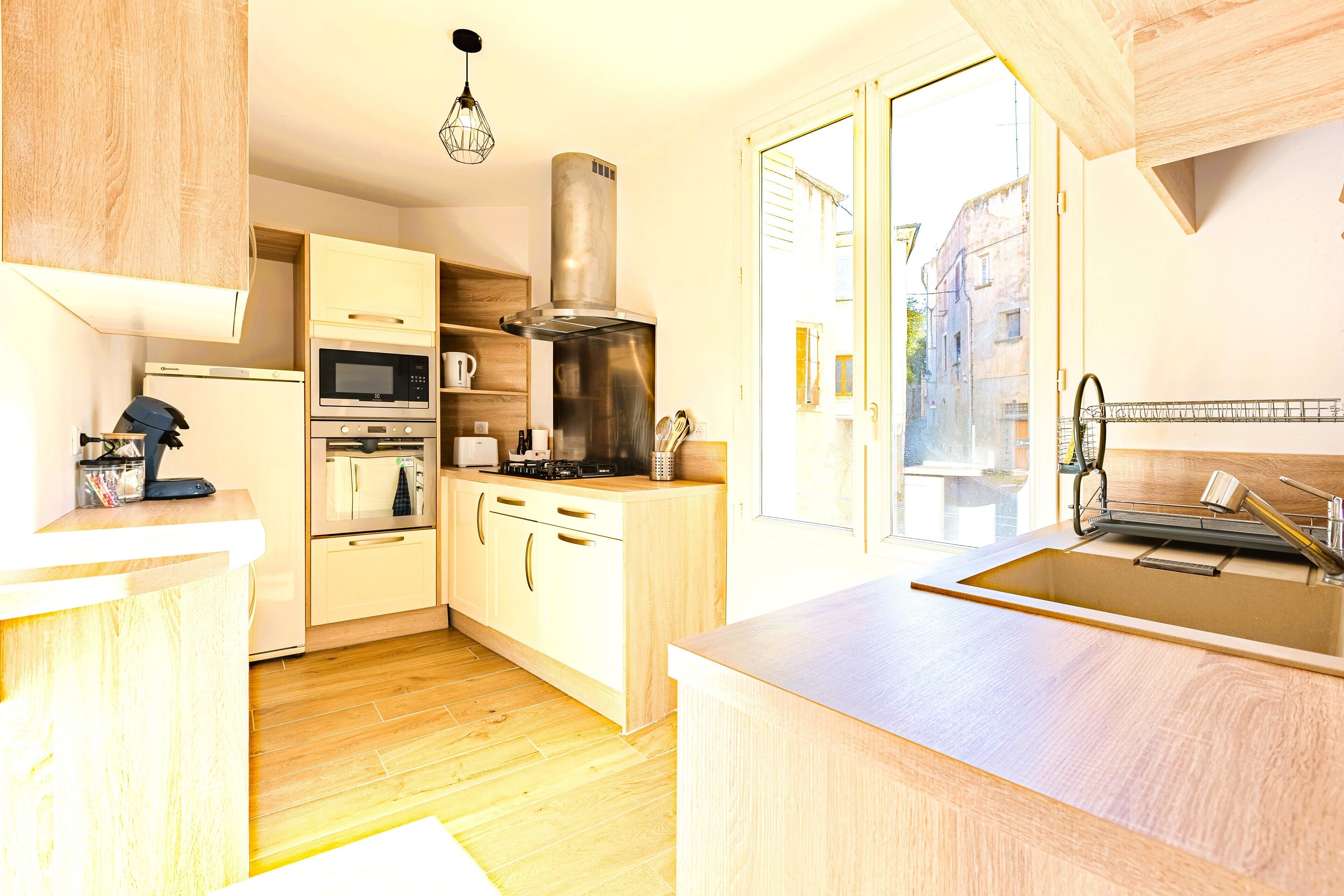 Køleskab, mikrobølgeovn, ovn, kogeplade