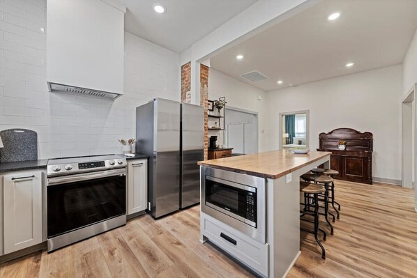 Frigorifero, microonde, forno, lavastoviglie