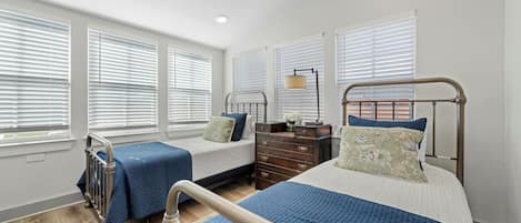 3 habitaciones, tabla de planchar con plancha, cuna de viaje y wifi