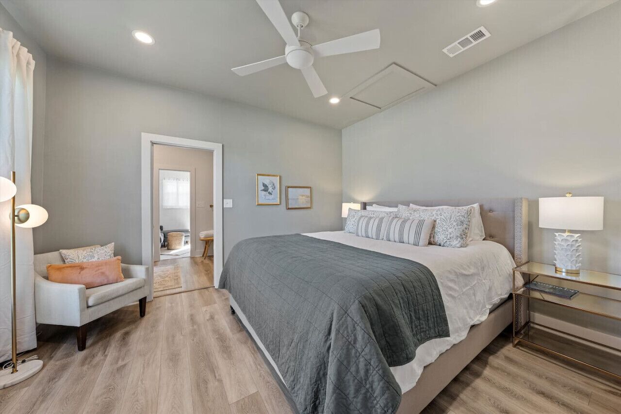 3 dormitorios, escritorio, tabla de planchar con plancha y cuna de viaje