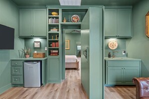 3 bedrooms, desk, iron/ironing board, travel cot