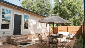 Outdoor dining - Comfortable walk to Magnolia & Just a short drive to Baylor (Waco)
