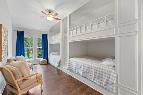 4 soverom, strykejern/-brett, reiseseng for barn og wi-fi (inkludert)