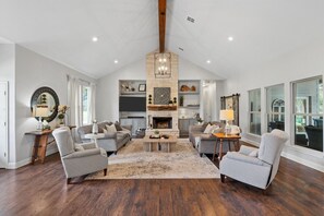 TV, fireplace - Ruby Dell Ranch - Just 10 mins from downtown Waco! (Waco)