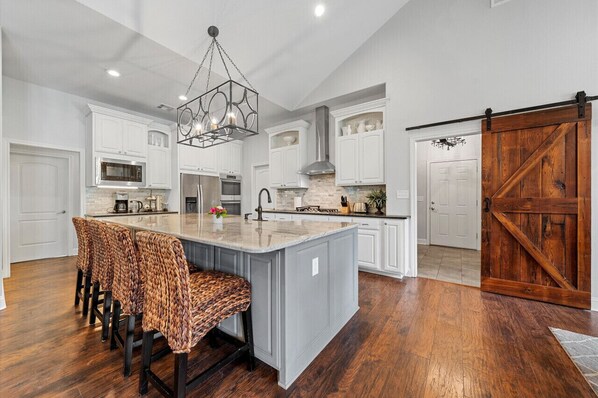 Fridge, microwave, oven, stovetop - Ruby Dell Ranch - Just 10 mins from downtown Waco! (Waco)