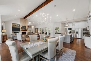 Dining - Ruby Dell Ranch - Just 10 mins from downtown Waco! (Waco)