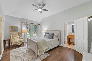 4 quartos, ferros/tábuas de passar roupa, berço de viagem