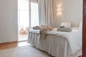 3 habitaciones, tabla de planchar con plancha y cuna de viaje