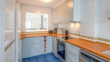 Een koelkast, een magnetron, een oven, een vaatwasser