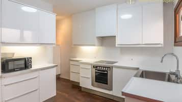 Een koelkast, een magnetron, een oven, een vaatwasser