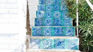 Uma escadaria com azulejos estampados em azul e branco.