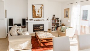 Een televisie en een open haard