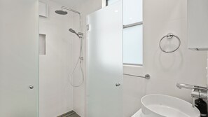Douche, serviettes fournies