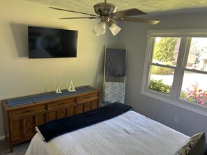 7 bedrooms, iron/ironing board, free WiFi, bed sheets - Renovated Family Lake House - 50' from Lake Erie shore - no cliff (North East)